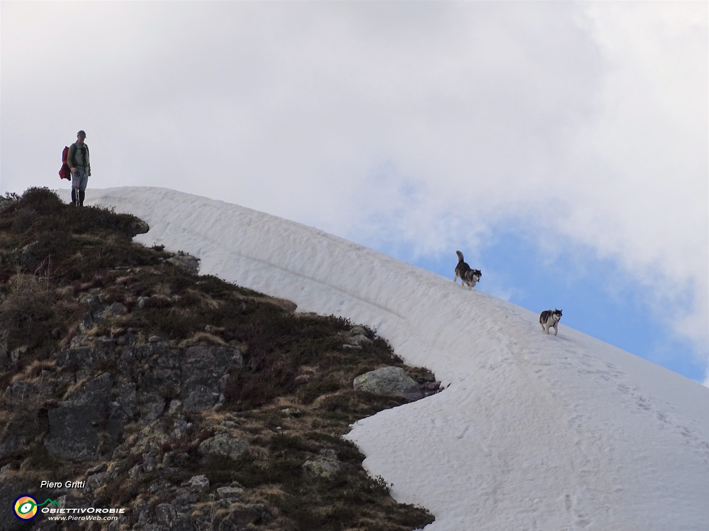 55 Goduta la cima nord dei Tre Pizzi (2167 m) con pranzetto premio alle husky evvia in ripida discesa.JPG